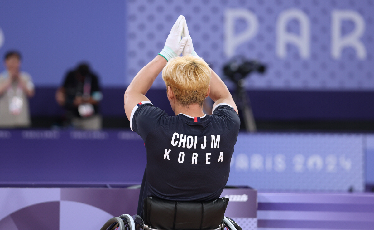 [파리패럴림픽] '꿈만 같은 패럴림픽 무대' 첫 출전에서 銀 따낸 배드민…
