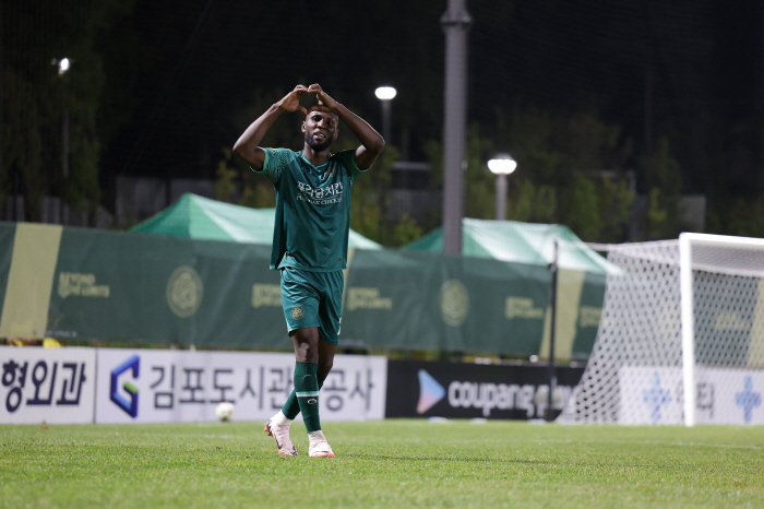 대전 강등권 탈출시킨 '선방쇼' 이창근, K리그1 29라운드 최고의 별.…