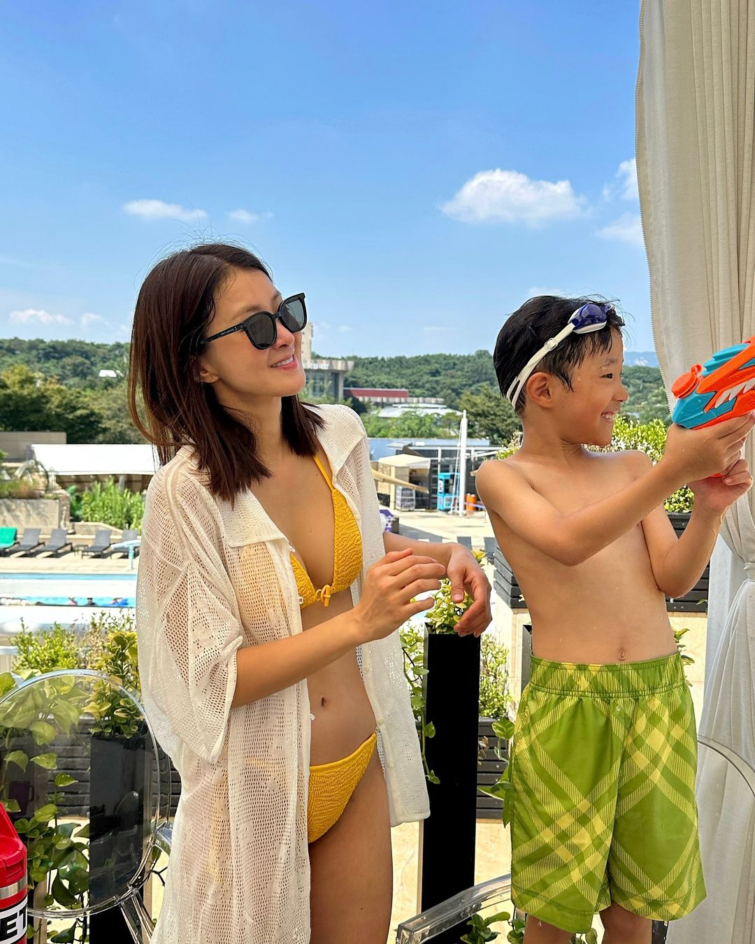 '건물 20억 차익' 이시영, 子과 '명품 수영복' 입고 럭셔리 물놀이