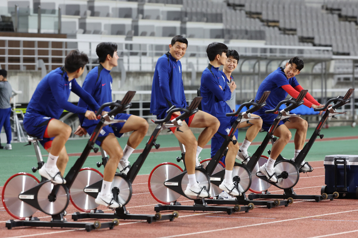 "막내에서 캡틴으로" 홍명보 감독, 손흥민과 10년 만의 그라운드 재회……