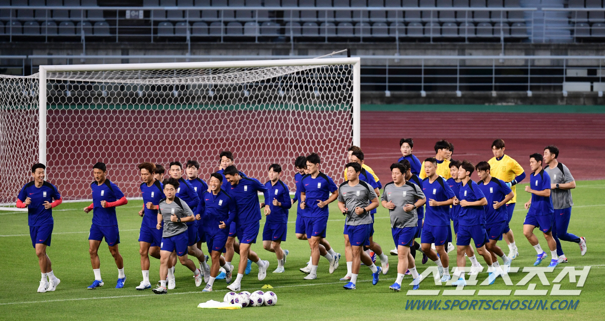 "막내에서 캡틴으로" 홍명보 감독, 손흥민과 10년 만의 그라운드 재회……