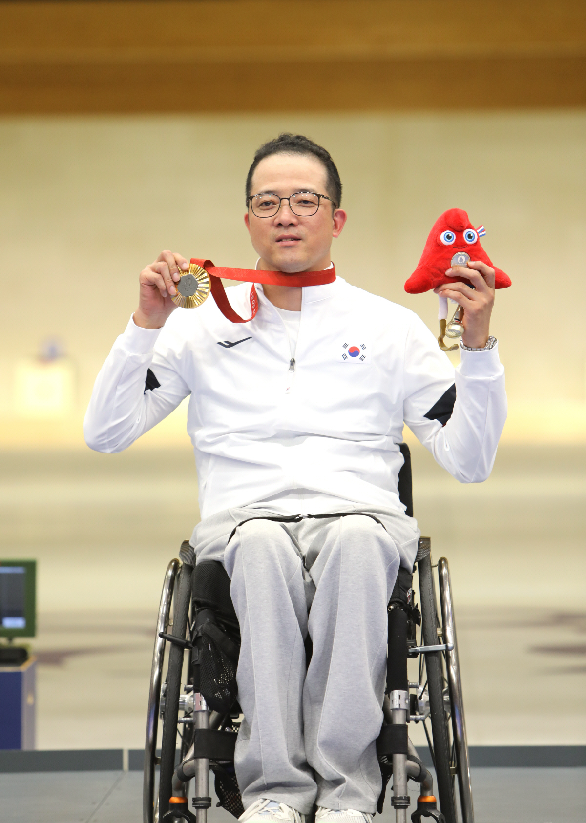 [파리패럴림픽] '사격만세, 또 金 쐈다' 박진호 한국 선수단 첫 2관왕…
