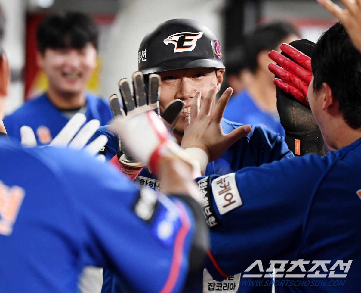 '4:1→4:4→5:4' 푸른 한화, 선두까지 잡았다! 연장 혈투 끝 승…