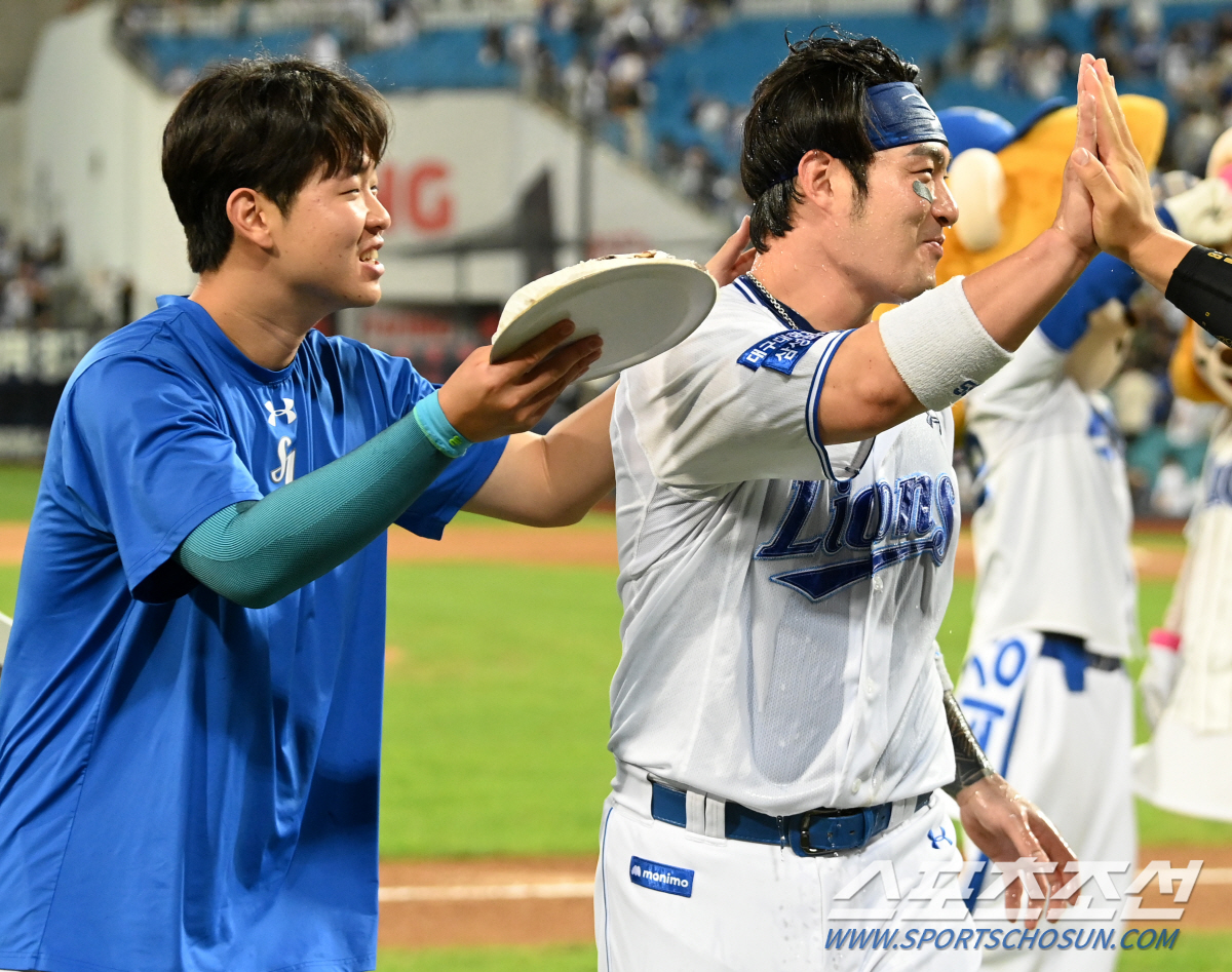 '형 나 좀 봐요' 시즌 첫 선발승 황동재, 400홈런 달성한 박병호 부…