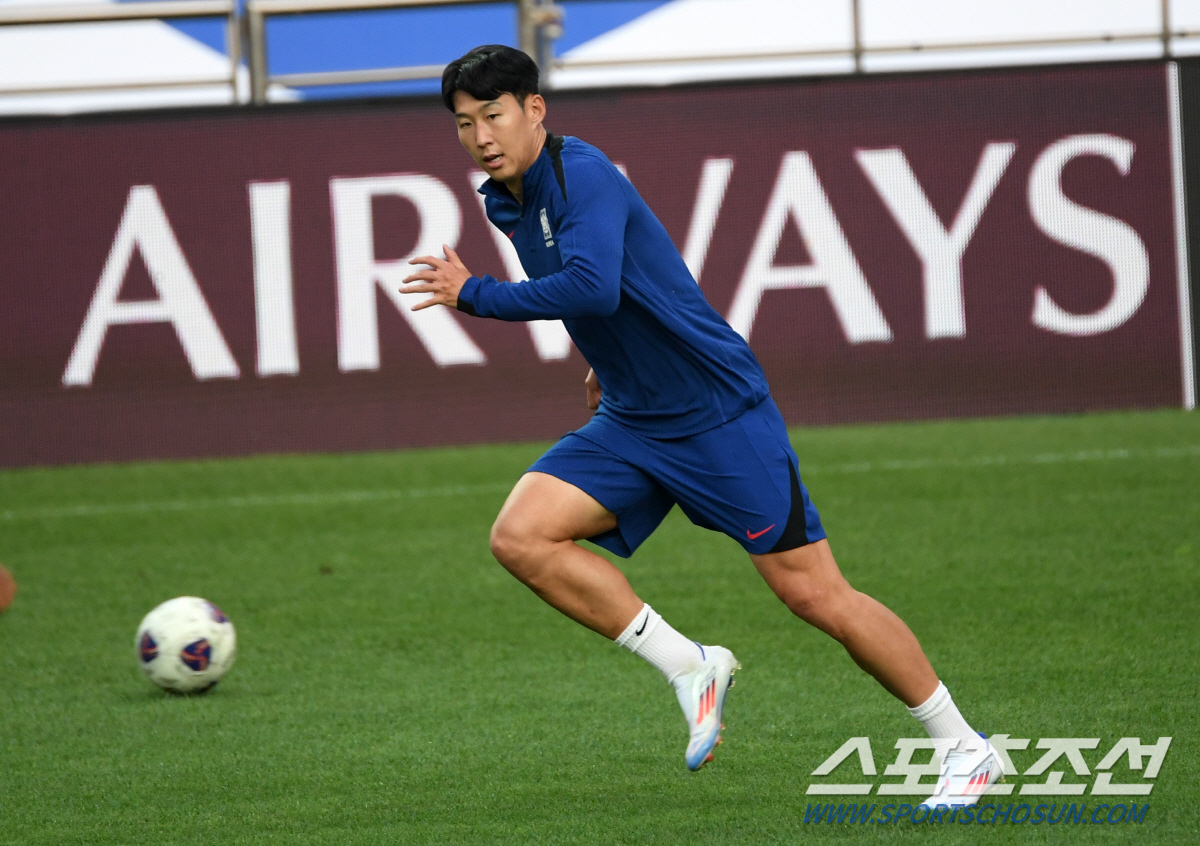 '영원한 캡틴' 홍명보 감독→'최장수 주장' SON "韓 축구 짊어진 손…