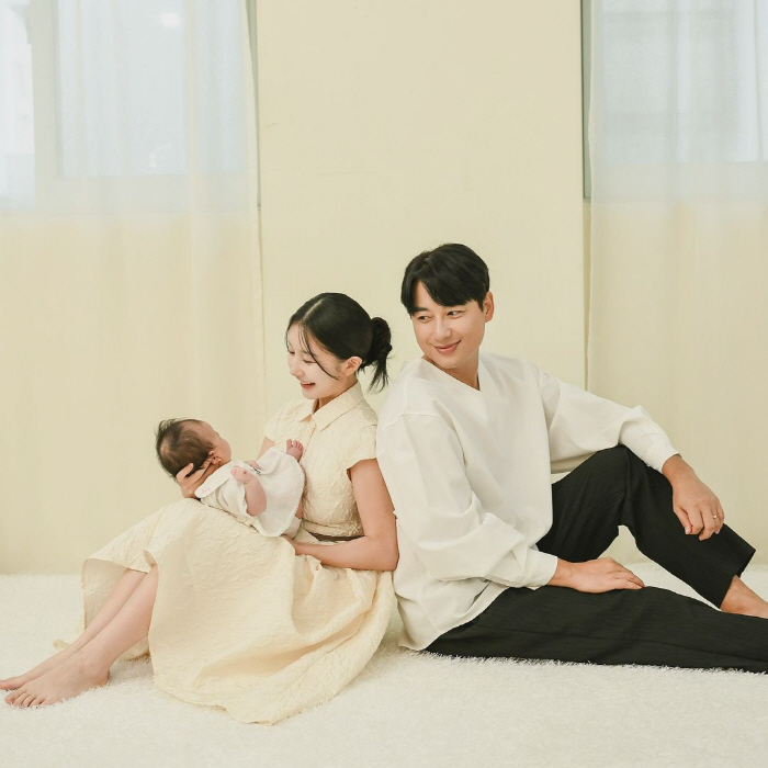 이지훈♥아야네 가족사진.."딸 50일 촬영서 엄마 개인컷 찍어달라고 요청…