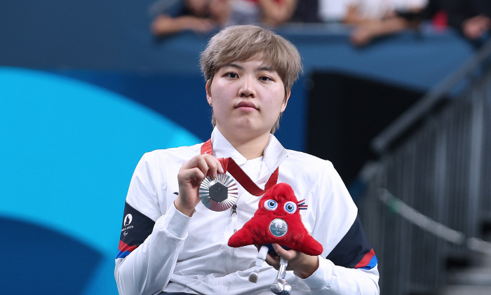 [파리패럴림픽] 무너진 포커페이스, 탁구 윤지유 결승에서 또 패배. 파리…