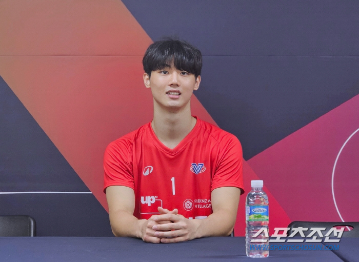 "첫 세트 너무 굳어 있었네요"…伊 명문 데뷔전을 한국에서! 19세 특급…