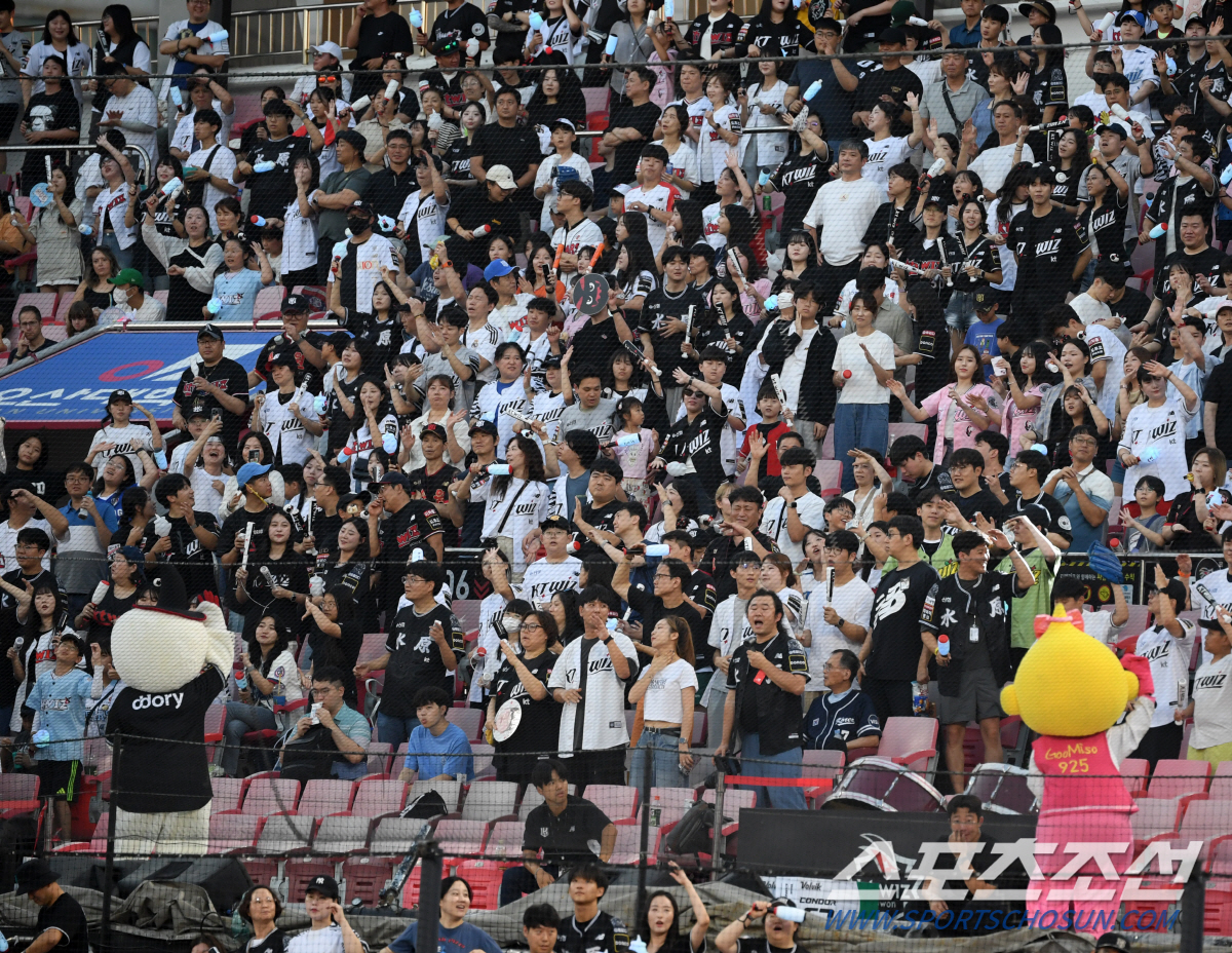 '수원 명물' 된 워터페스티벌…팬 웃게 하니 발길이 이어졌다! '최다 관…