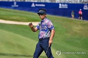 양용은, '전설' 제치고 72번째 출전 대회서 미국 시니어 첫 우승(종합)