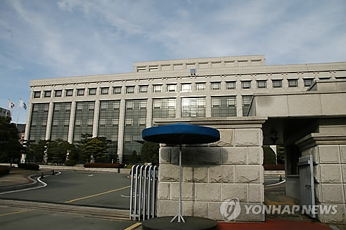 진료기록 위조해 현역병→사회복무요원 판정 전직 아이돌 기소