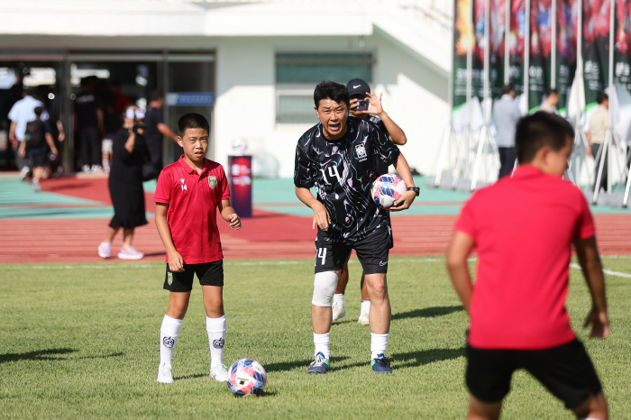 '韓 레전드 총출동' 영덕 월드컵레전드FC 자선행사 성료