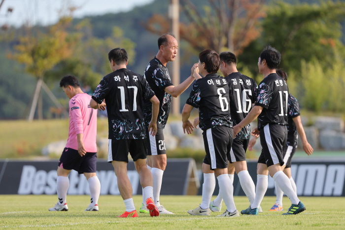 '韓 레전드 총출동' 영덕 월드컵레전드FC 자선행사 성료