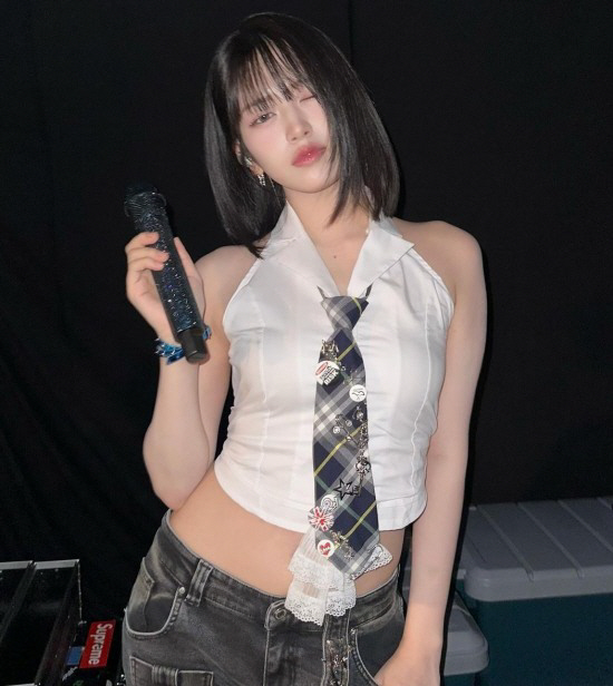[SCin스타] 예쁜데 섹시하기까지? 아이브 안유진, 잘록 허리라인 공개