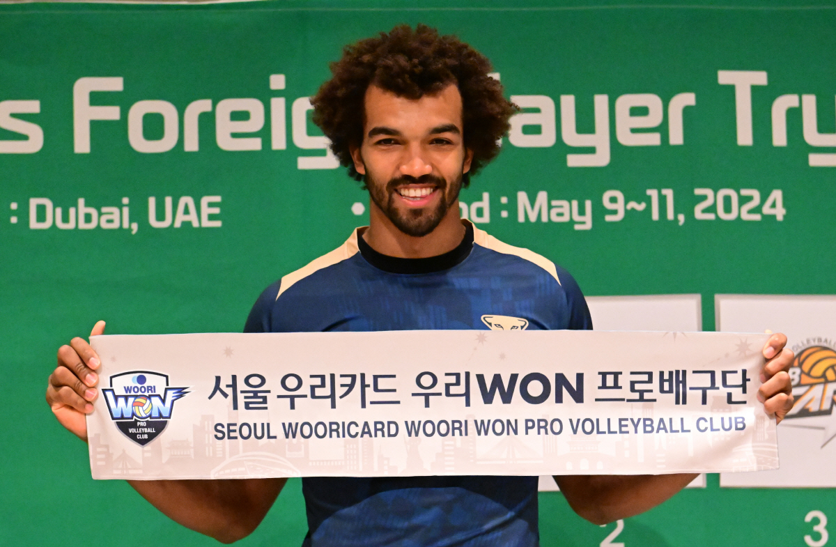 "이 결정 흡족하다"…우승청부사로 온 외인 감독, 왜 '외인 주장' 적임…