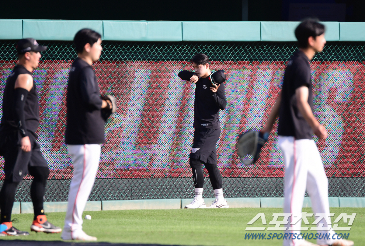 문동주 복귀 시점 아직 모른다 "아플 수 있지만 타이밍 아쉽다"[인천 현…