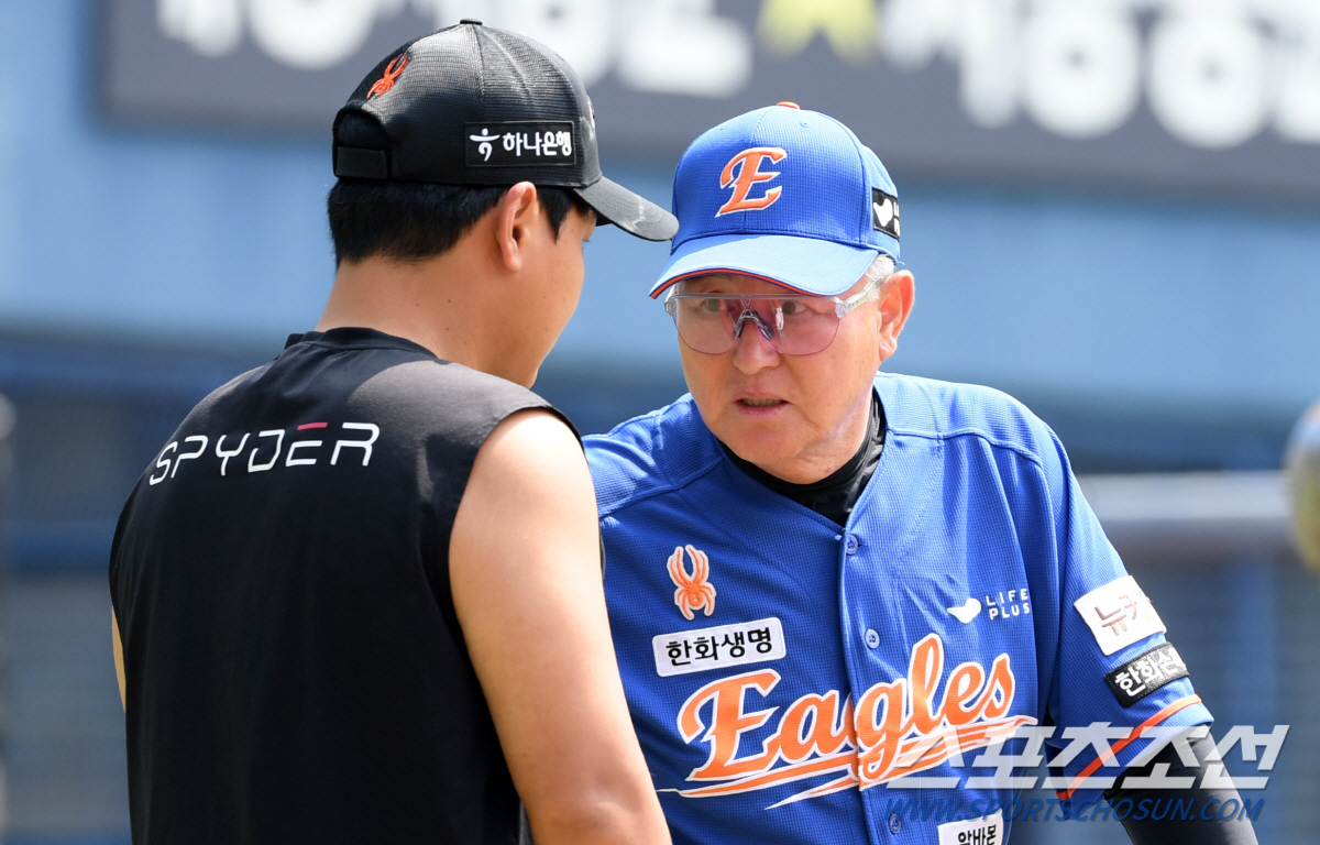 문동주 복귀 시점 아직 모른다 "아플 수 있지만 타이밍 아쉽다"[인천 현…