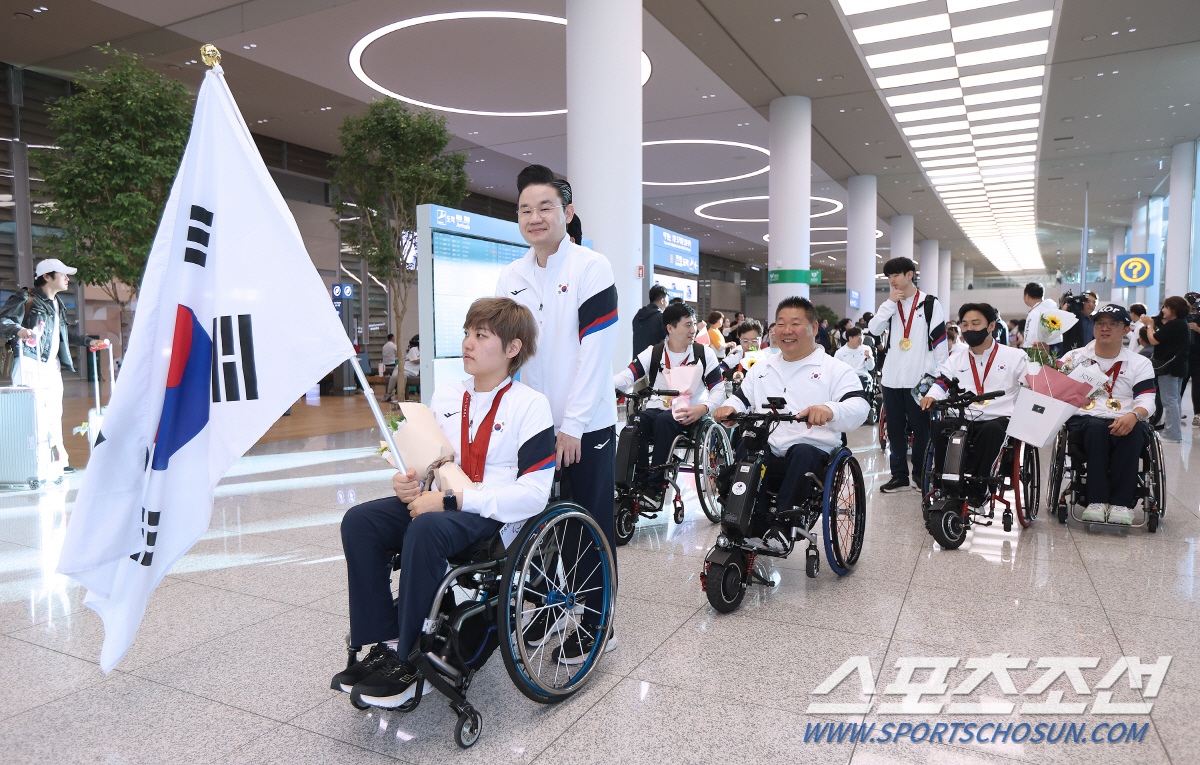 "선수단 전원 순금20돈 '찐'金메달-MVP는 하이브리드車" 파리패럴림픽…