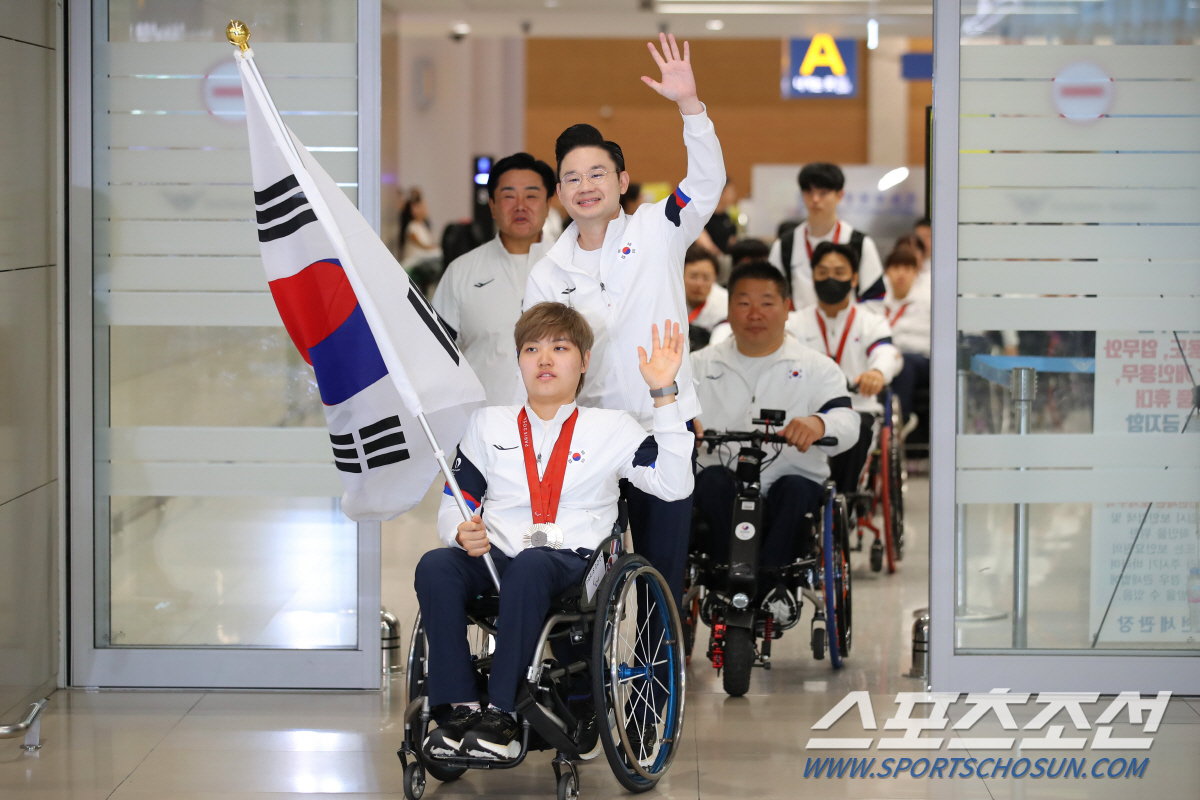 "선수단 전원 순금20돈 '찐'金메달-MVP는 하이브리드車" 파리패럴림픽…
