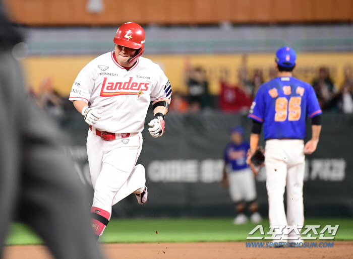 '홈 전패 막았다!' 3연승 SSG, 5강 위협 재점화…한화 고비 못 넘…