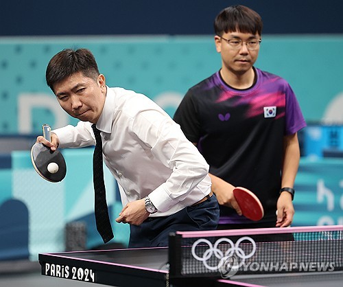 (파리=연합뉴스) 김도훈 기자 = 유승민 대한탁구협회 회장 겸 국제올림픽위원회(IOC) 선수위원이 25일(현지시간) 2024 파리 올림픽 탁구 경기장인 사우스 파리 아레나4를 찾아 임종훈-신유빈과 연습을 하고 있다. 2024.7.25 superdoo82@yna.co.kr