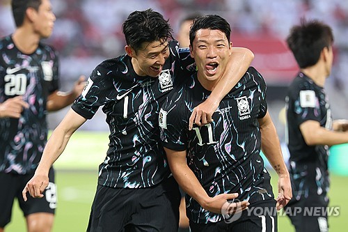 (무스카트[오만]=연합뉴스) 서대연 기자 = 10일 오후(현지시간) 무스카트 술탄 카부스 경기장에서 열린 북중미 월드컵 3차 예선 대한민국과 오만의 경기 전반전. 황희찬이 선제골을 넣은 뒤 손흥민과 기뻐하고 있다. 2024.9.11 dwise@yna.co.kr