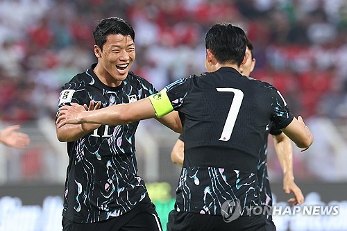 (무스카트[오만]=연합뉴스) 서대연 기자 = 10일 오후(현지시간) 무스카트 술탄 카부스 경기장에서 열린 북중미 월드컵 3차 예선 대한민국과 오만의 경기 전반전. 황희찬이 선제골을 넣은 뒤 손흥민 및 선수들과 기뻐하고 있다. 2024.9.10 dwise@yna.co.kr