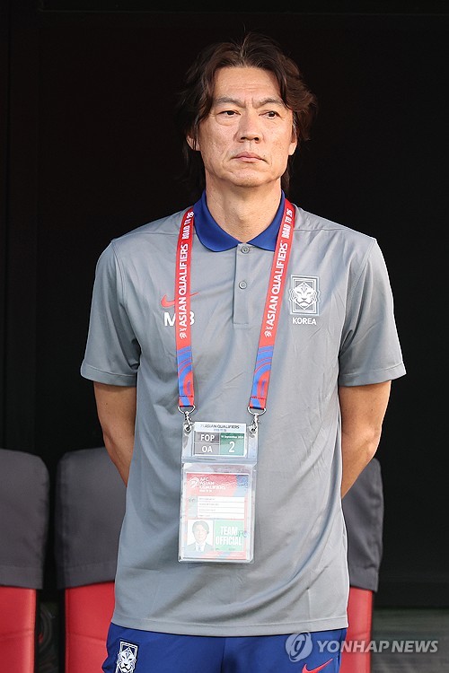 (무스카트[오만]=연합뉴스) 서대연 기자 = 10일 오후(현지시간) 무스카트 술탄 카부스 경기장에서 열린 북중미 월드컵 3차 예선 대한민국과 오만의 경기. 홍명보 감독이 경기를 지켜보고 있다. 2024.9.10 dwise@yna.co.kr