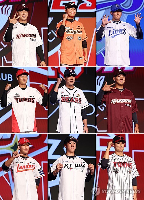 (서울=연합뉴스) 류영석 기자 = 11일 오후 서울 송파구 롯데호텔 월드 크리스탈볼룸에서 열린 2025 KBO 신인 드래프트 1라운드에서 각 구단 지명을 받은 선수들이 기념촬영을 하고 있다. 윗줄 왼쪽부터 정현우(키움), 정우주(한화), 배찬승(삼성). 가운데줄 왼쪽부터 김태형(KIA), 박준순(두산), 김서준(키움). 아래줄 왼쪽부터 이율예(SSG), 김동현(kt), 김영우(LG). 2024.9.11 ondol@yna.co.kr
