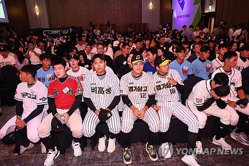 (서울=연합뉴스) 류영석 기자 = 11일 오후 서울 송파구 롯데호텔 월드 크리스탈볼룸에서 열린 2025 KBO 신인 드래프트에 참석한 선수들이 행사 시작을 기다리고 있다. 2024.9.11 ondol@yna.co.kr