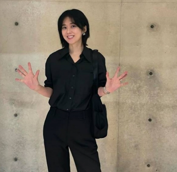 [SCin스타] '이혼 전문 변호사' 됐던 장나라 '시크 올블랙 룩'도 …