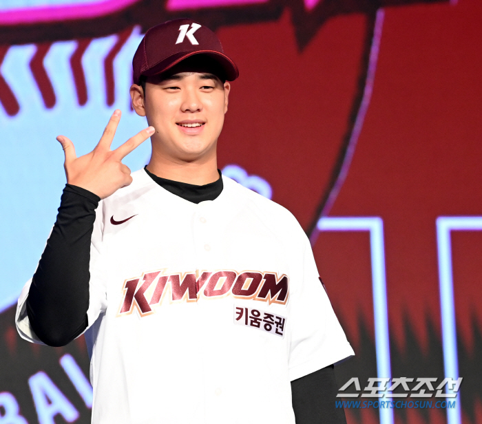 '전체 1순위 영광' 정현우 "롤모델은 커쇼, 양의지 선배님과 붙어보고 …