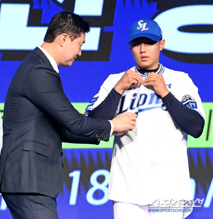 "감동받았다. 의미 있는 선물로…" 배찬승 지명도, 올드유니폼 티셔츠도……