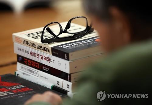 추석 연휴 기간엔 뭘 읽을까…소설, 벽돌책, 아니면 에세이?