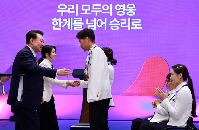 "우리모두의 영웅" 尹대통령 파리패럴림픽 선수단 격려오찬...이명박 정부…