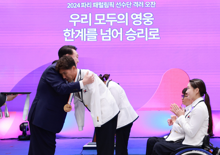 "우리모두의 영웅" 尹대통령 파리패럴림픽 선수단 격려오찬...이명박 정부…