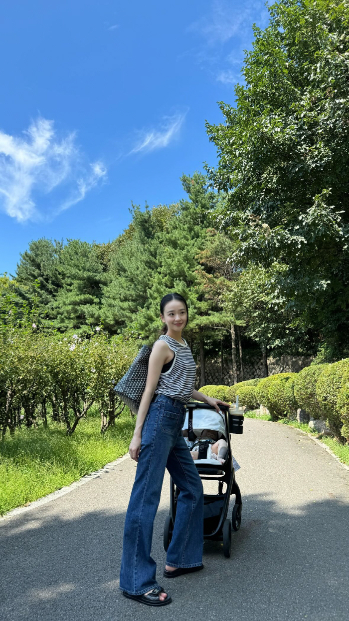 '72억 건물주' 손연재, 子 데리고 외출..300만원대 명품 샌들 '포…