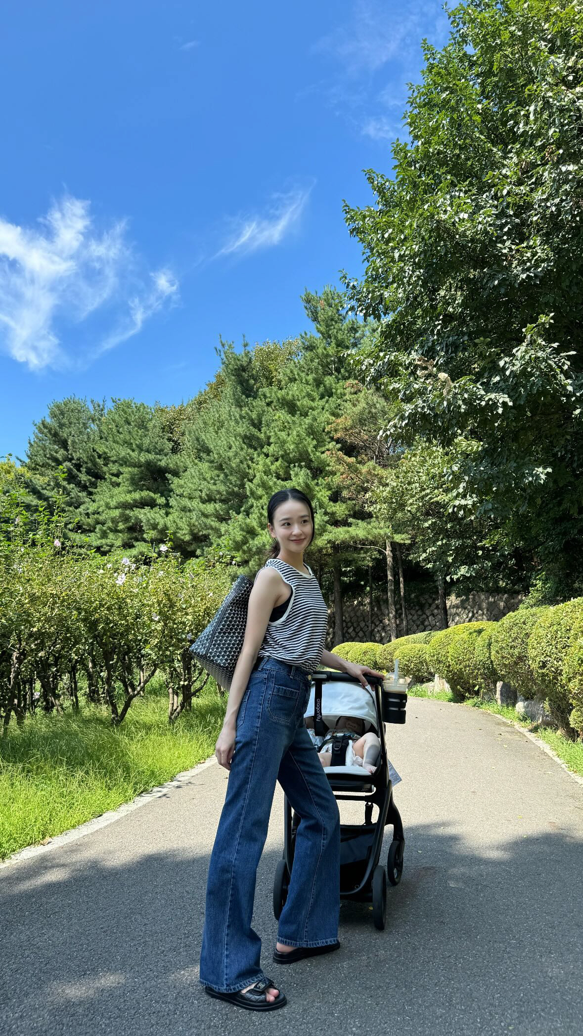'72억 건물주' 손연재, 子 데리고 외출..300만원대 명품 샌들 '포…