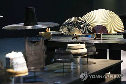 (서울=연합뉴스) 강민지 기자 = 2일 오전 서울 중구 덕수궁 돈덕전에서 국가무형유산 지정 60주년 기념 2024년 전승취약종목 활성화 지원사업 특별전시 '시간을 잇는 손길'가 준비되고 있다. 전시는 지난해 선정된 전승취약종목 '전통기술' 20개 종목 보유자 등 전승자 46명의 작품 150여점을 선보인다. 2024.9.2 mjkang@yna.co.kr