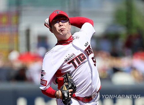 (광주=연합뉴스) 조남수 기자 = 8일 광주기아챔피언스필드에서 열린 프로야구 키움 히어로즈와 KIA 타이거즈의 경기. KIA 선발투수 양현종이 1회초에 투구하고 있다. 2024.9.8 iso64@yna.co.kr