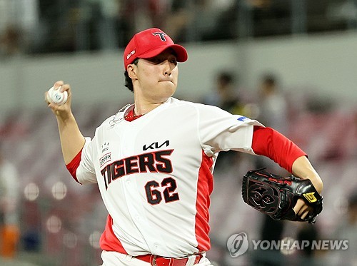 (광주=연합뉴스) 조남수 기자 = 22일 광주기아챔피언스필드에서 열린 프로야구 롯데 자이언츠와 KIA 타이거즈의 경기. KIA 정해영이 9회에 투구하고 있다. 2024.8.22 iso64@yna.co.kr