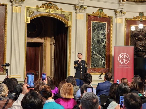 (워싱턴=연합뉴스) 강병철 특파원 = 미국 백악관 행정동 아이젠하워빌딩에서 17일(현지시간) 처음으로 열린 추석 축하 행사에서 미 육군 군악대 '퍼싱즈 오운'의 에스더 강 하사가 아리랑을 부르고 있다. 2024.09.17. soleco@yna.co.kr (끝)