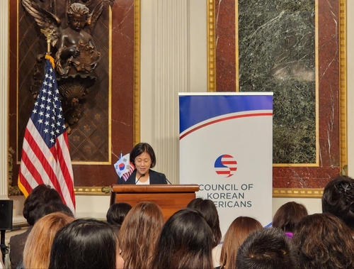 (워싱턴=연합뉴스) 강병철 특파원 = 미국 백악관 행정동 아이젠하워빌딩에서 17일(현지시간) 처음으로 열린 추석 축하 행사에서 캐서린 타이 미국 무역대표부(USTR) 대표가 축사를 하고 있다. 2024.09.17. soleco@yna.co.kr (끝)