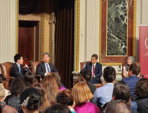 (워싱턴=연합뉴스) 강병철 특파원 = 미국 백악관 행정동 아이젠하워빌딩에서 17일(현지시간) 처음으로 열린 추석 축하 행사에서 토드 김 미국 법무부 환경 및 천연자원 담당 차관보(왼쪽에서 두번째), 댄 고 대통령 부보좌관(왼쪽에서 세번째), 헬렌 보드로 백악관 아시아·하와이 원주민·태평양 제도 주민(AANHPI) 이니셔티브 선임 고문(가장 오른쪽) 등이 좌담회를 하고 있다. 2024.9.17. soleco@yna.co.kr (끝)