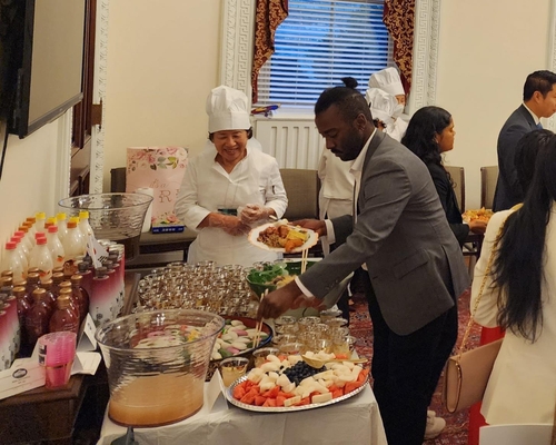 (워싱턴=연합뉴스) 강병철 특파원 = 미국 백악관 행정동 아이젠하워빌딩에서 17일(현지시간) 처음으로 열린 추석 축하 행사에서 참석자들이 송편 등 한국 음식을 먹고 있다. 2024.09.17. soleco@yna.co.kr (끝)