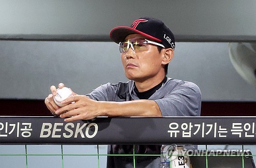 (광주=연합뉴스) 조남수 기자 = 3일 광주기아챔피언스필드에서 열린 프로야구 LG 트윈스와 KIA 타이거즈의 경기. LG 염경엽 감독이 3회말 수비를 지켜보고 있다. 2024.9.3 iso64@yna.co.kr