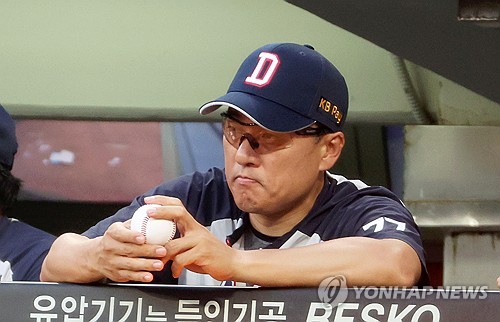 (광주=연합뉴스) 조남수 기자 = 1일 광주기아챔피언스필드에서 열린 프로야구 두산 베어스와 KIA 타이거즈의 경기. 두산 이승엽 감독이 3회말 수비를 지켜보고 있다. 2024.8.1 iso64@yna.co.kr