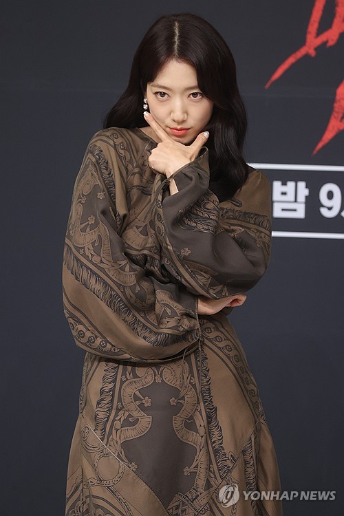 (서울=연합뉴스) 류효림 기자 = 배우 박신혜가 19일 오후 서울 양천구 목동 SBS사옥에서 열린 드라마 '지옥에서 온 판사' 제작발표회에서 포즈를 취하고 있다. 2024.9.19 ryousanta@yna.co.kr