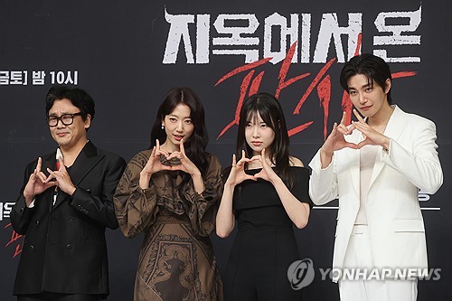 (서울=연합뉴스) 류효림 기자 = 배우 김인권(왼쪽부터), 박신혜, 김아영, 김재영이 19일 오후 서울 양천구 목동 SBS사옥에서 열린 SBS 새 금토드라마 '지옥에서 온 판사' 제작발표회에서 포즈를 취하고 있다. 2024.9.19 ryousanta@yna.co.kr