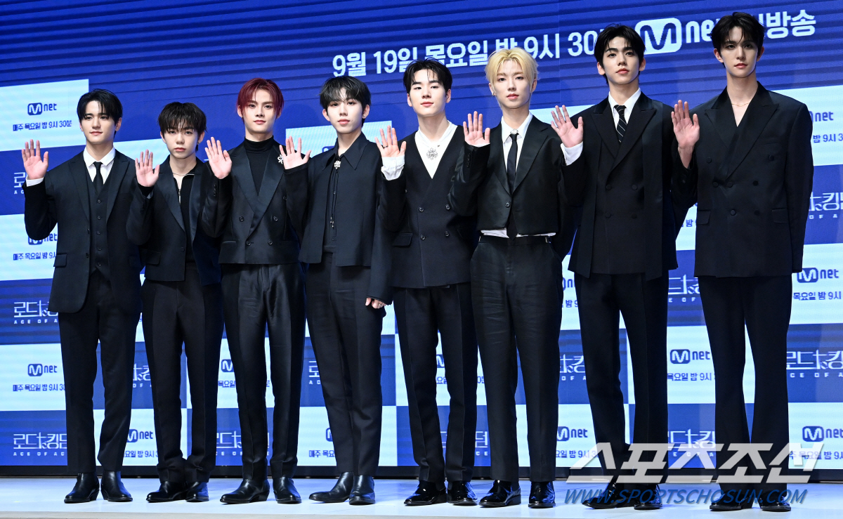 [포토] 에잇턴, 손인사도 멋짐